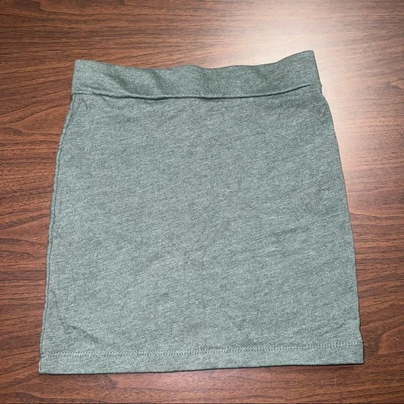 Green fitted mini from forever 21 - Picture 2 of 7